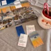 Åbne låger fra Frederikshavnkalenderen med gavebeviser til lokale butikker i Frederikshavn