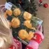 Kvinde i julesweater der åbner en låge i Viborgkalenderen under juletræet